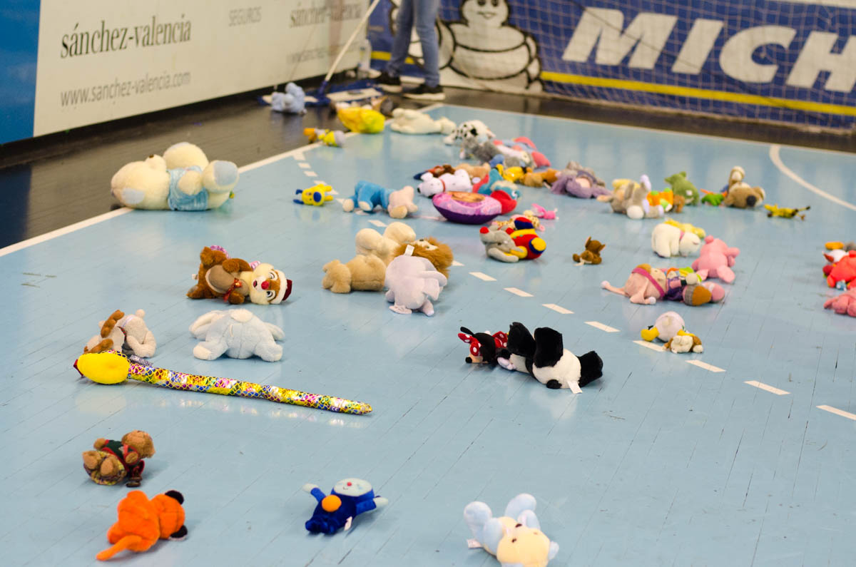 La afición responde con solidaridad a la campaña de recogida de juguetes | Galería 1 / 5