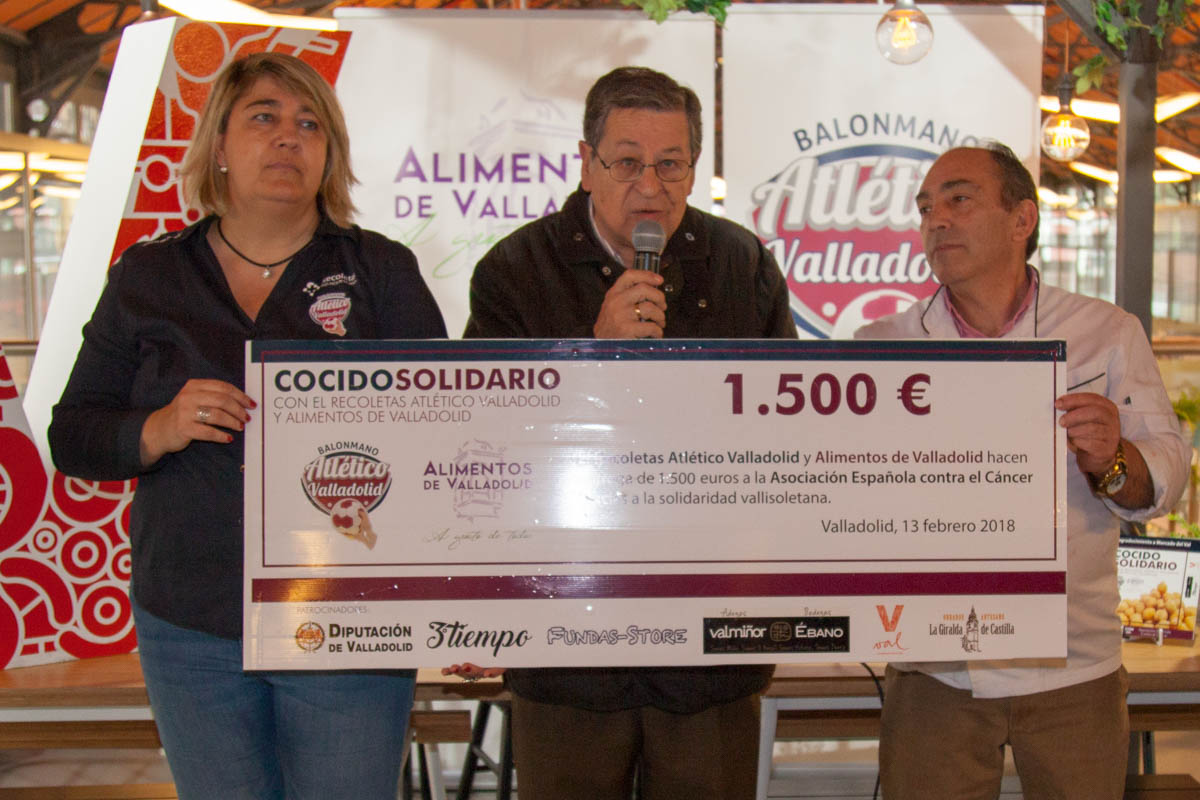 El Recoletas Atlético Valladolid y Alimentos de Valladolid entregan 1.500 euros para la lucha contra el cáncer | Galería 1 / 1