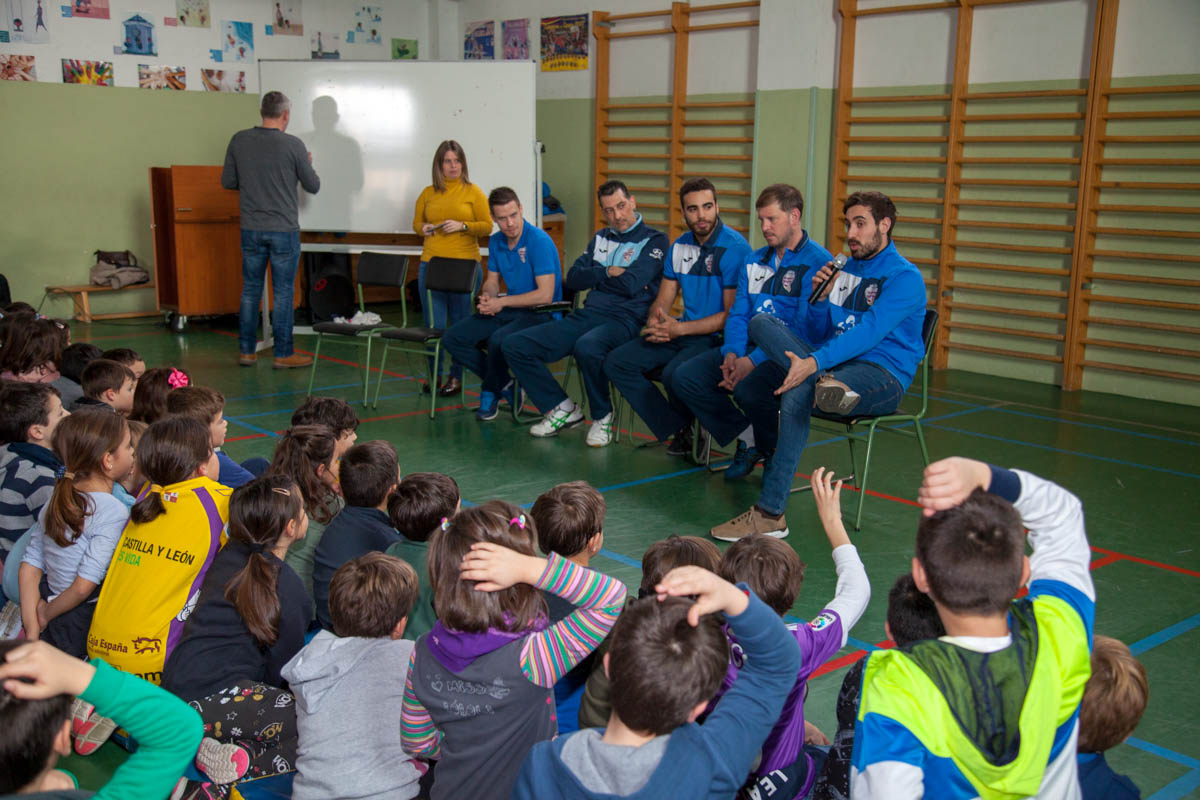 Los alumnos del Colegio Marina Escobar aprenden balonmano con la visita de jugadores del Recoletas Atlético Valladolid | Galería 5 / 9