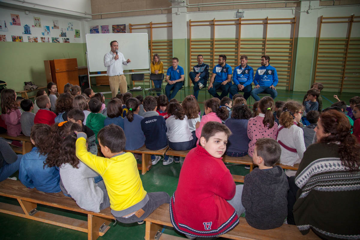 Los alumnos del Colegio Marina Escobar aprenden balonmano con la visita de jugadores del Recoletas Atlético Valladolid | Galería 7 / 9
