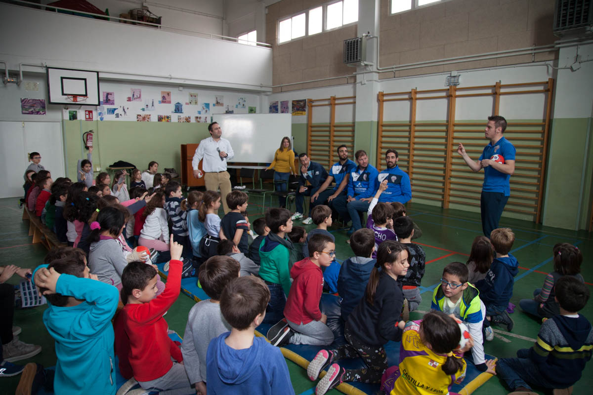 Los alumnos del Colegio Marina Escobar aprenden balonmano con la visita de jugadores del Recoletas Atlético Valladolid | Galería 6 / 9