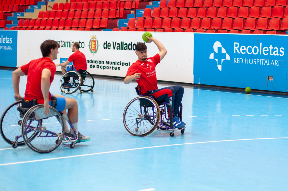 La plantilla cierra los entrenamientos con una sesión de balonmano en silla de ruedas junto a Inclusport Castilla y León | Galería 7 / 23