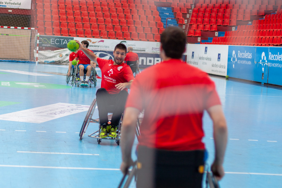 La plantilla cierra los entrenamientos con una sesión de balonmano en silla de ruedas junto a Inclusport Castilla y León | Galería 14 / 23