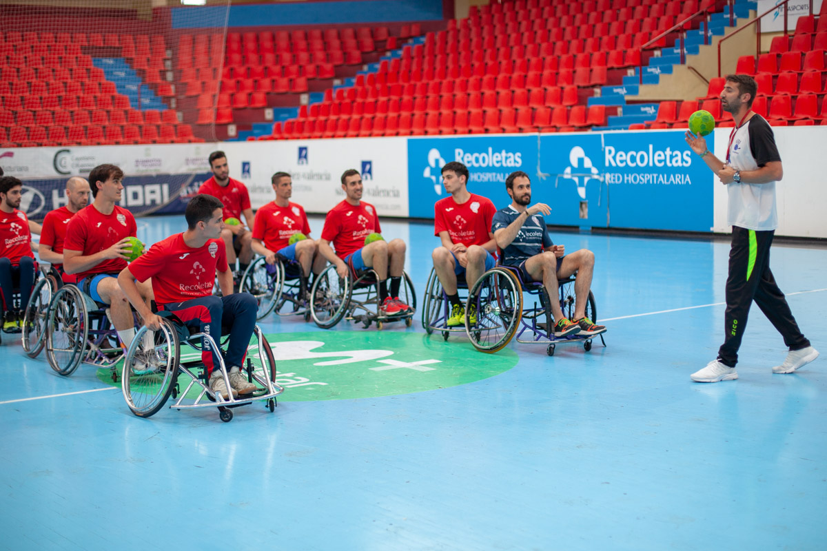 La plantilla cierra los entrenamientos con una sesión de balonmano en silla de ruedas junto a Inclusport Castilla y León | Galería 13 / 23