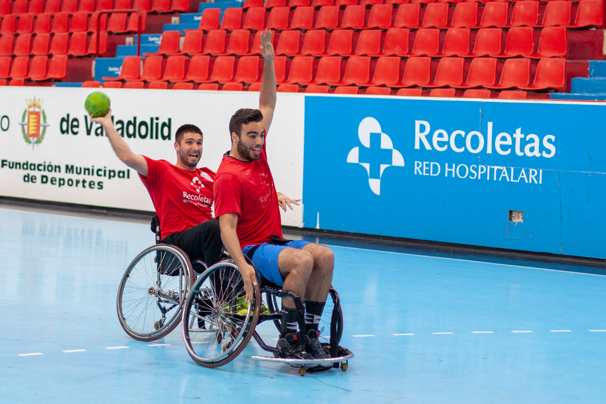 La plantilla cierra los entrenamientos con una sesión de balonmano en silla de ruedas junto a Inclusport Castilla y León | Galería 12 / 23