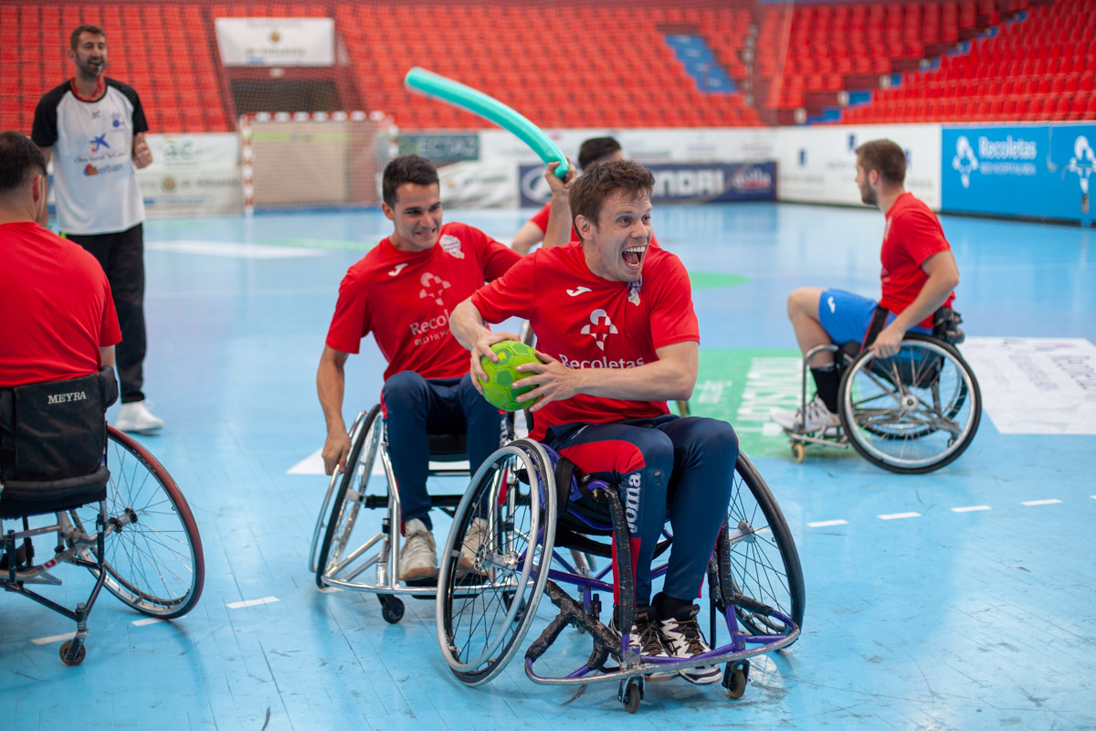 La plantilla cierra los entrenamientos con una sesión de balonmano en silla de ruedas junto a Inclusport Castilla y León | Galería 19 / 23