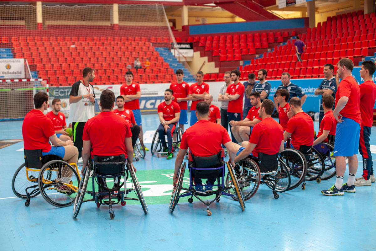 La plantilla cierra los entrenamientos con una sesión de balonmano en silla de ruedas junto a Inclusport Castilla y León | Galería 5 / 23