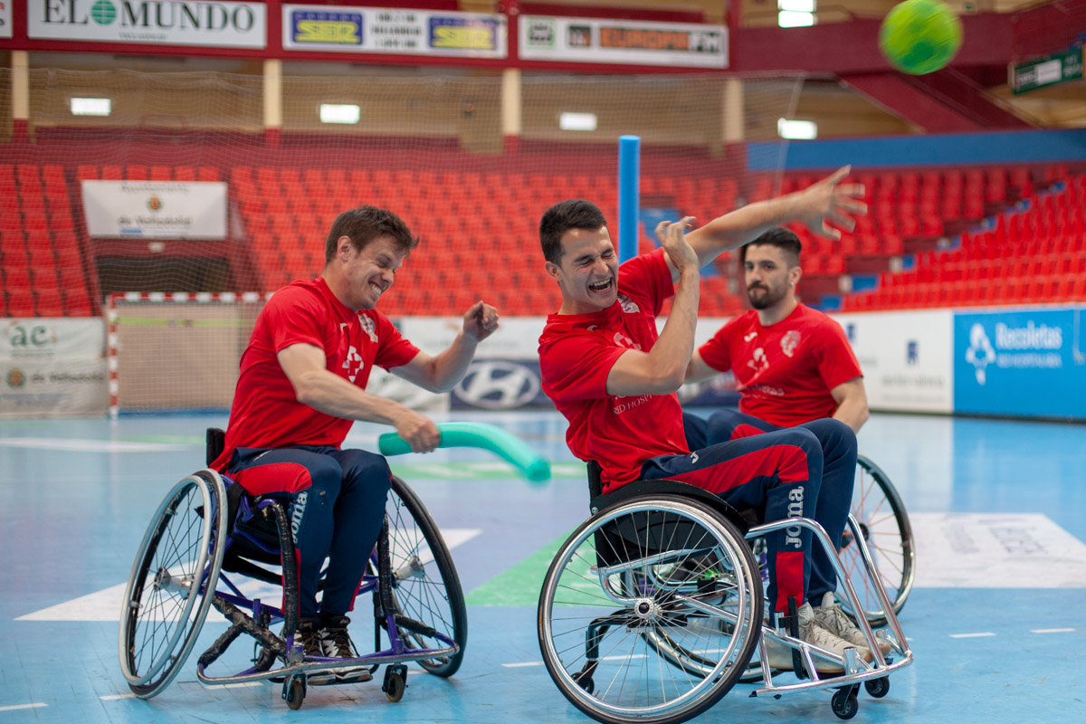 La plantilla cierra los entrenamientos con una sesión de balonmano en silla de ruedas junto a Inclusport Castilla y León | Galería 17 / 23