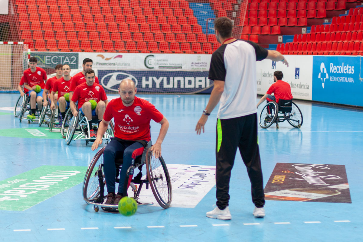 La plantilla cierra los entrenamientos con una sesión de balonmano en silla de ruedas junto a Inclusport Castilla y León | Galería 16 / 23
