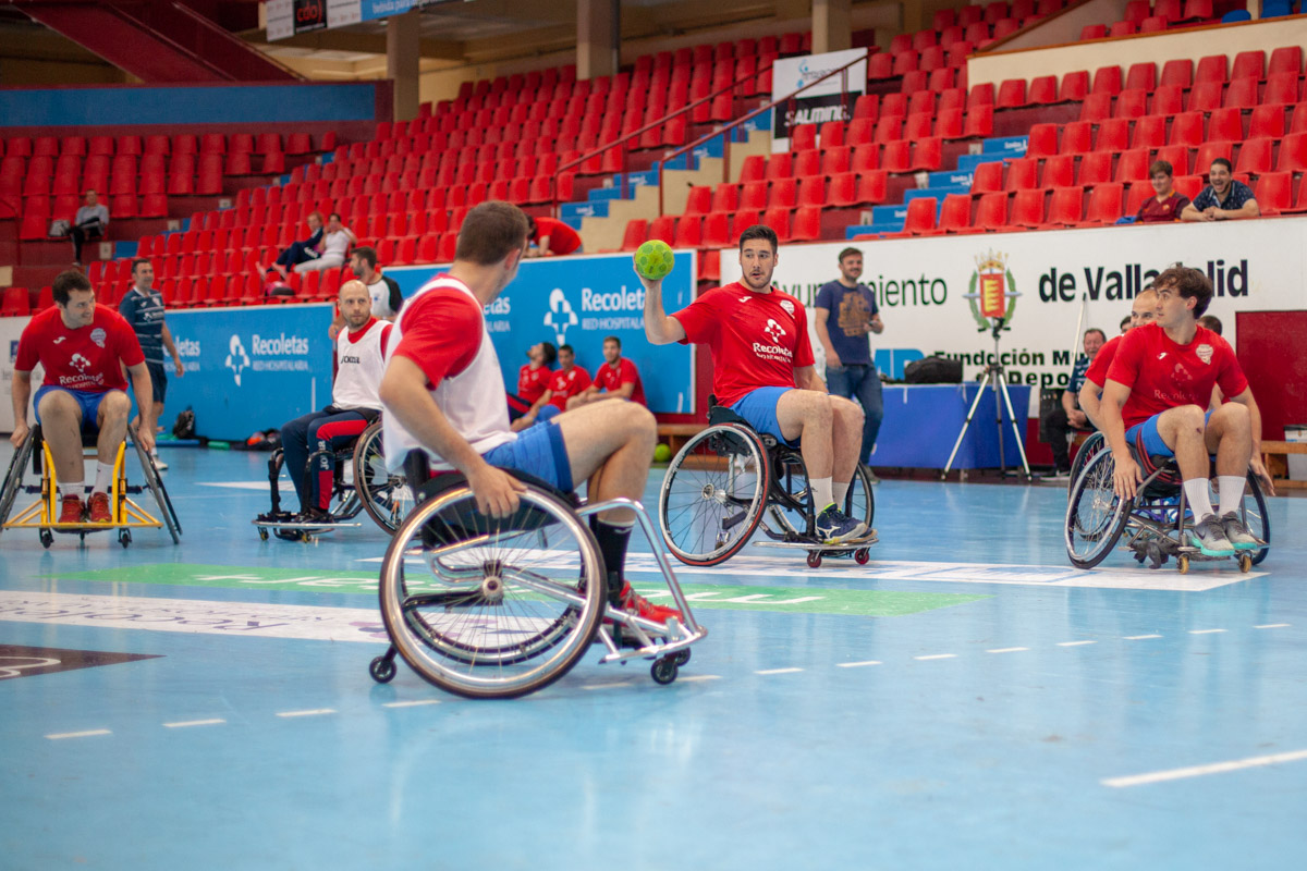 La plantilla cierra los entrenamientos con una sesión de balonmano en silla de ruedas junto a Inclusport Castilla y León | Galería 22 / 23
