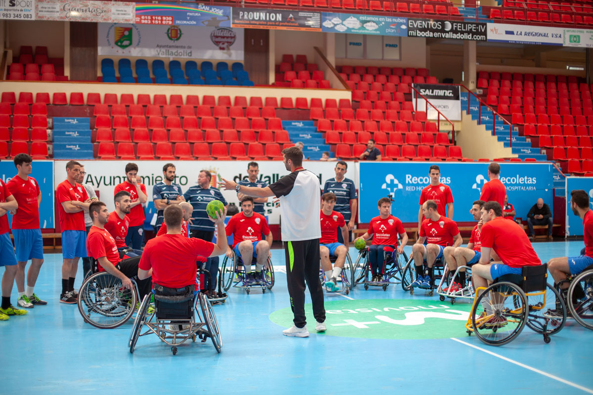 La plantilla cierra los entrenamientos con una sesión de balonmano en silla de ruedas junto a Inclusport Castilla y León | Galería 2 / 23