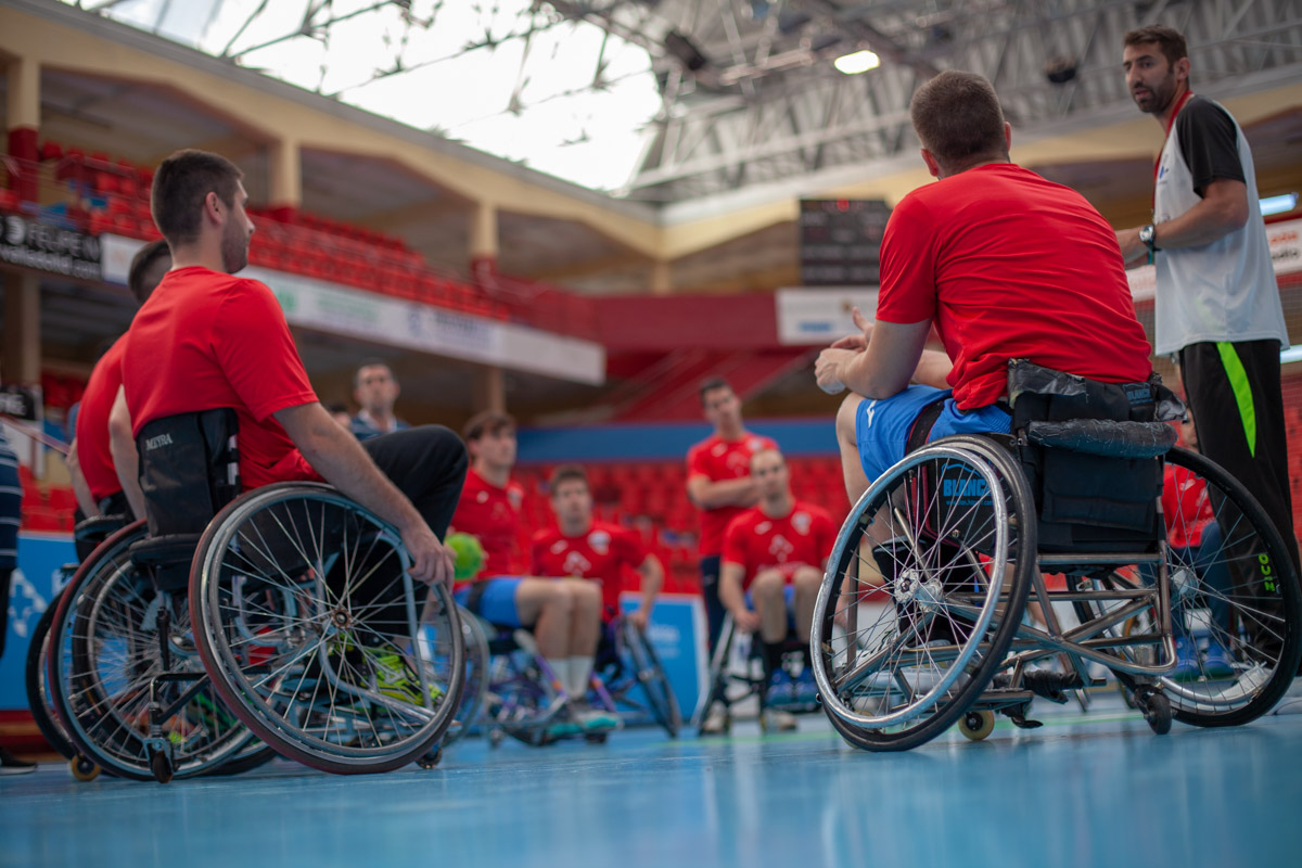 La plantilla cierra los entrenamientos con una sesión de balonmano en silla de ruedas junto a Inclusport Castilla y León | Galería 1 / 23