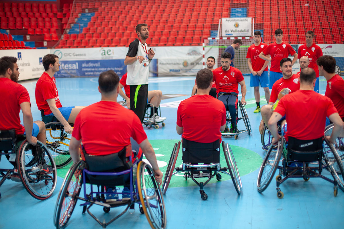 La plantilla cierra los entrenamientos con una sesión de balonmano en silla de ruedas junto a Inclusport Castilla y León | Galería 10 / 23