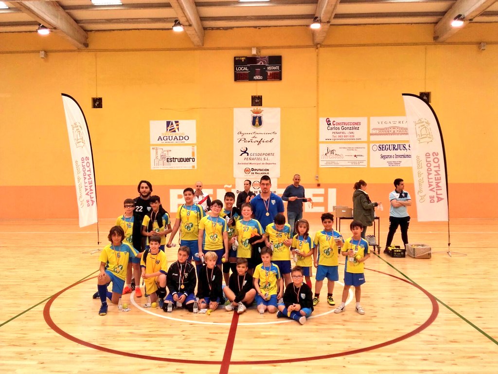 La competición de balonmano de los Juegos Escolares cierra su temporada en Peñafiel de la mano del programa A Jugar Balonmano! | Galería 3 / 5