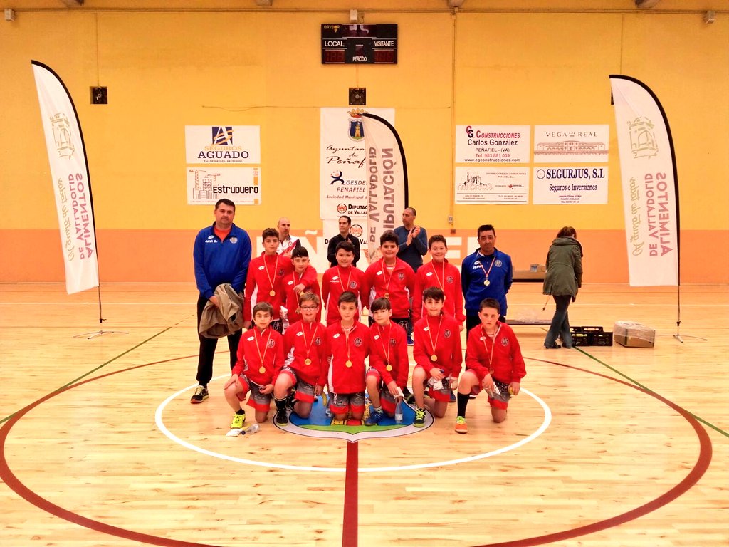 La competición de balonmano de los Juegos Escolares cierra su temporada en Peñafiel de la mano del programa A Jugar Balonmano! | Galería 1 / 5
