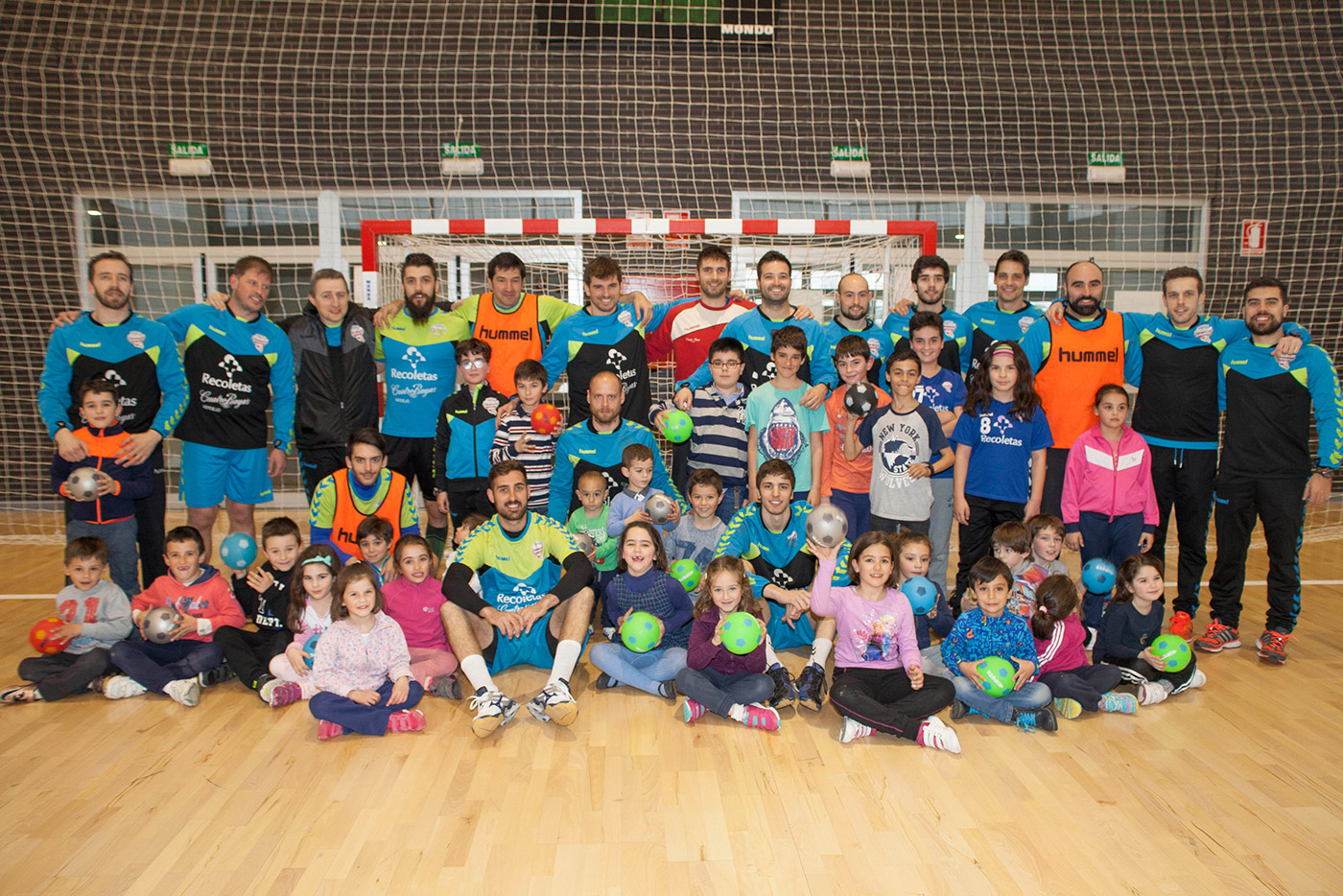 El Atlético Valladolid Recoletas difunde su pasión por el balonmano entre los niños de Fuensaldaña y Cigales