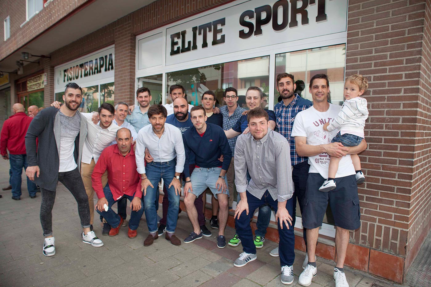 La plantilla del Atlético Valladolid Recoletas arropa al fisioterapeuta del equipo en la inauguración de su nueva clínica
