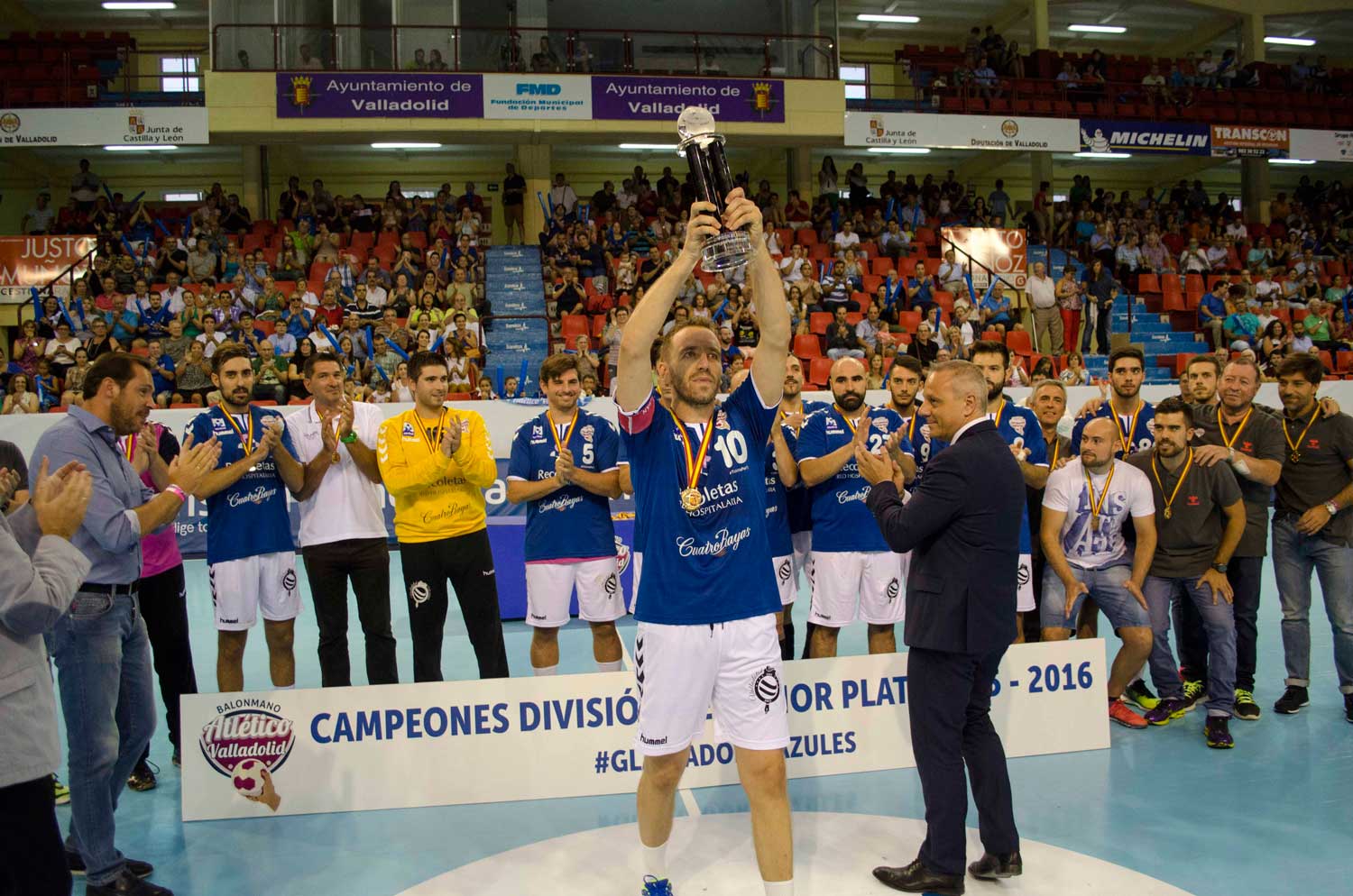 El Recoletas Atlético Valladolid recibe el trofeo de campeón de División de Honor Plata 2015-2016