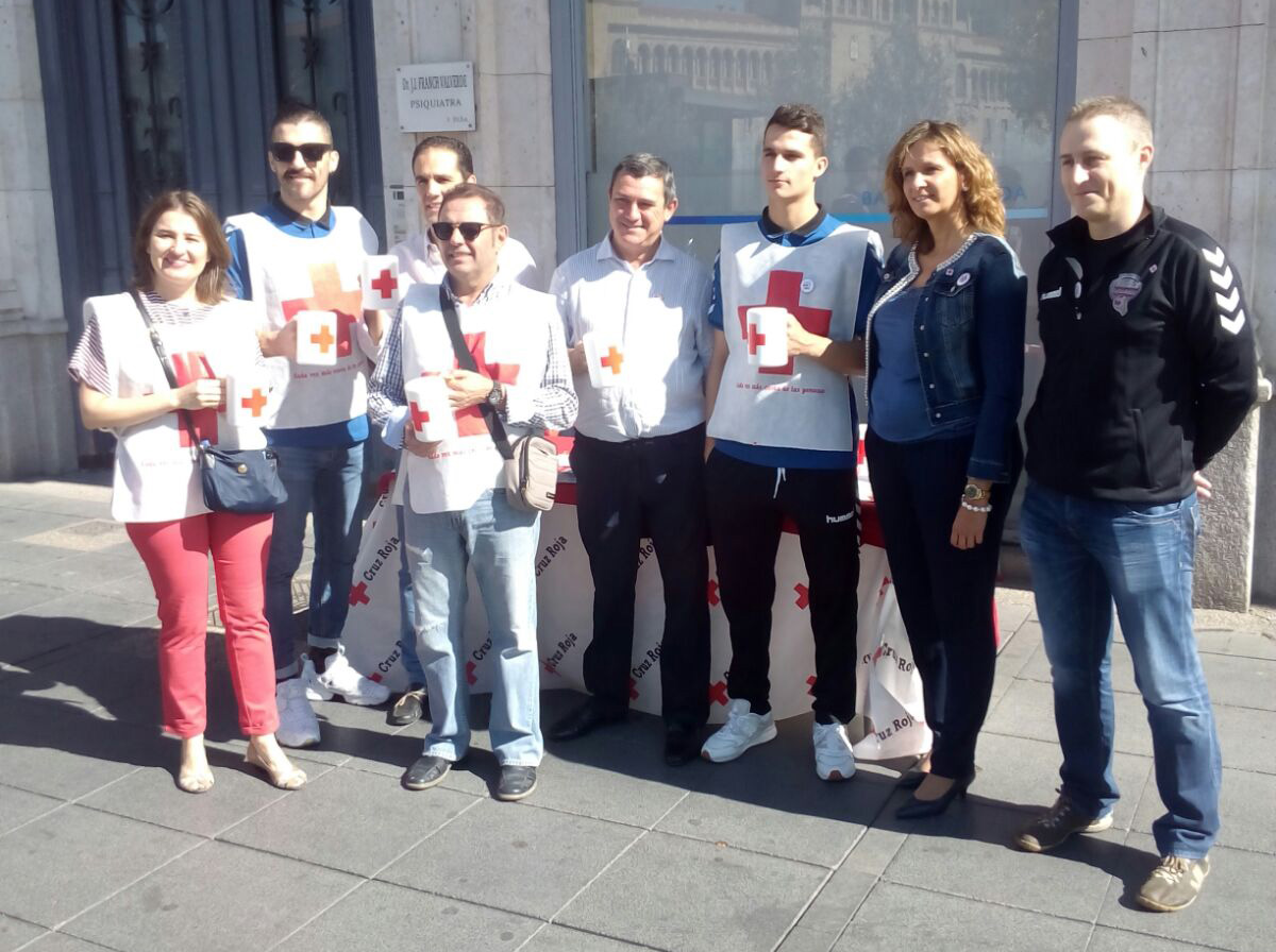 El Recoletas Atlético Valladolid colabora con la Cruz Roja en el Día de la banderita