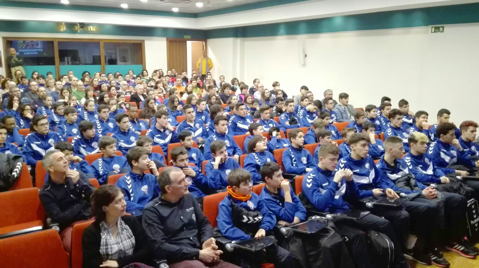 Más de 200 personas en la charla ‘Entrenamiento invisible. Nutrición y hábitos saludables’ impartida por el Recoletas Atlético Valladolid