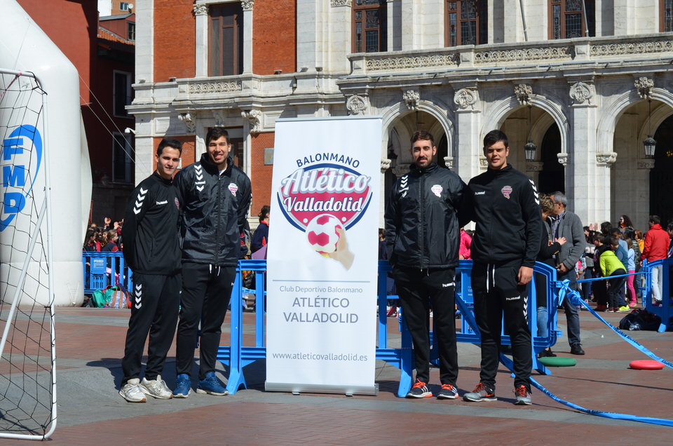 Jugadores del Recoletas Atlético Valladolid se unen al Día Internacional de la Educación Física en la calle