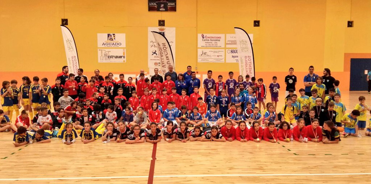 La competición de balonmano de los Juegos Escolares cierra su temporada en Peñafiel de la mano del programa A Jugar Balonmano!