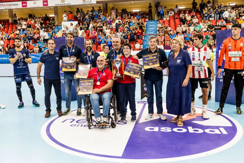 El Recoletas Salud homenajea a los campeones del mundo de balonmano en silla de ruedas con vínculos pucelanos