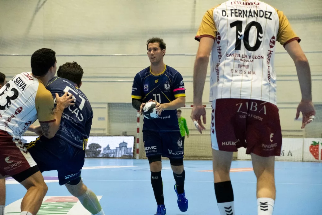 El Recoletas Salud sale invicto de un emocionante derbi en Nava (35-35)